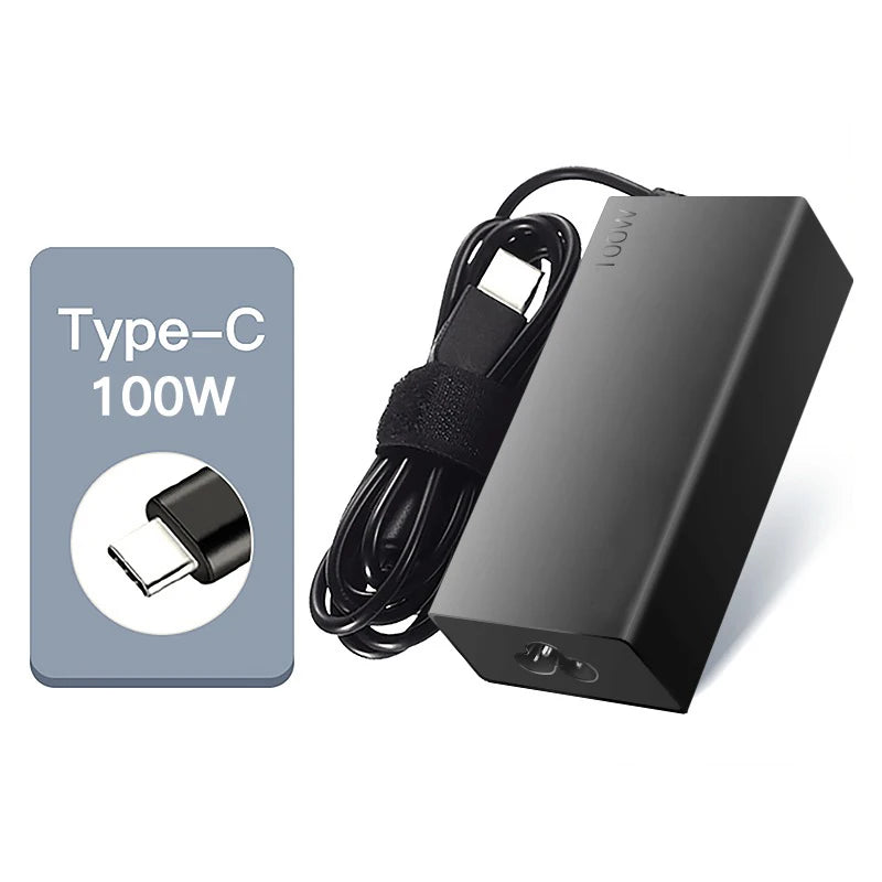 Schwarzer USB-C PD Laptop-Ladegerät mit gewickeltem Kabel neben der Spezifikationskarte.