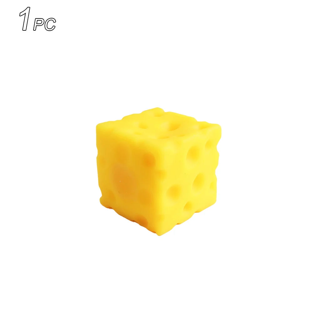 Un jouet anti-stress en forme de fromage jaune et compressible.