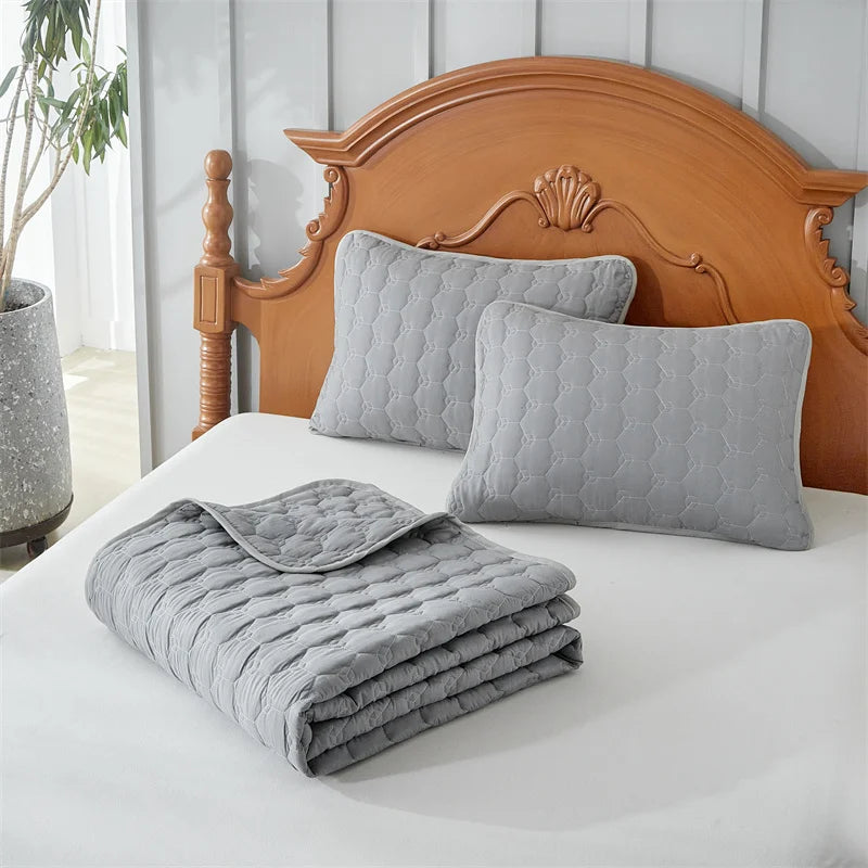 Lightweight Quilted Bedspread Set with Cloud Pattern