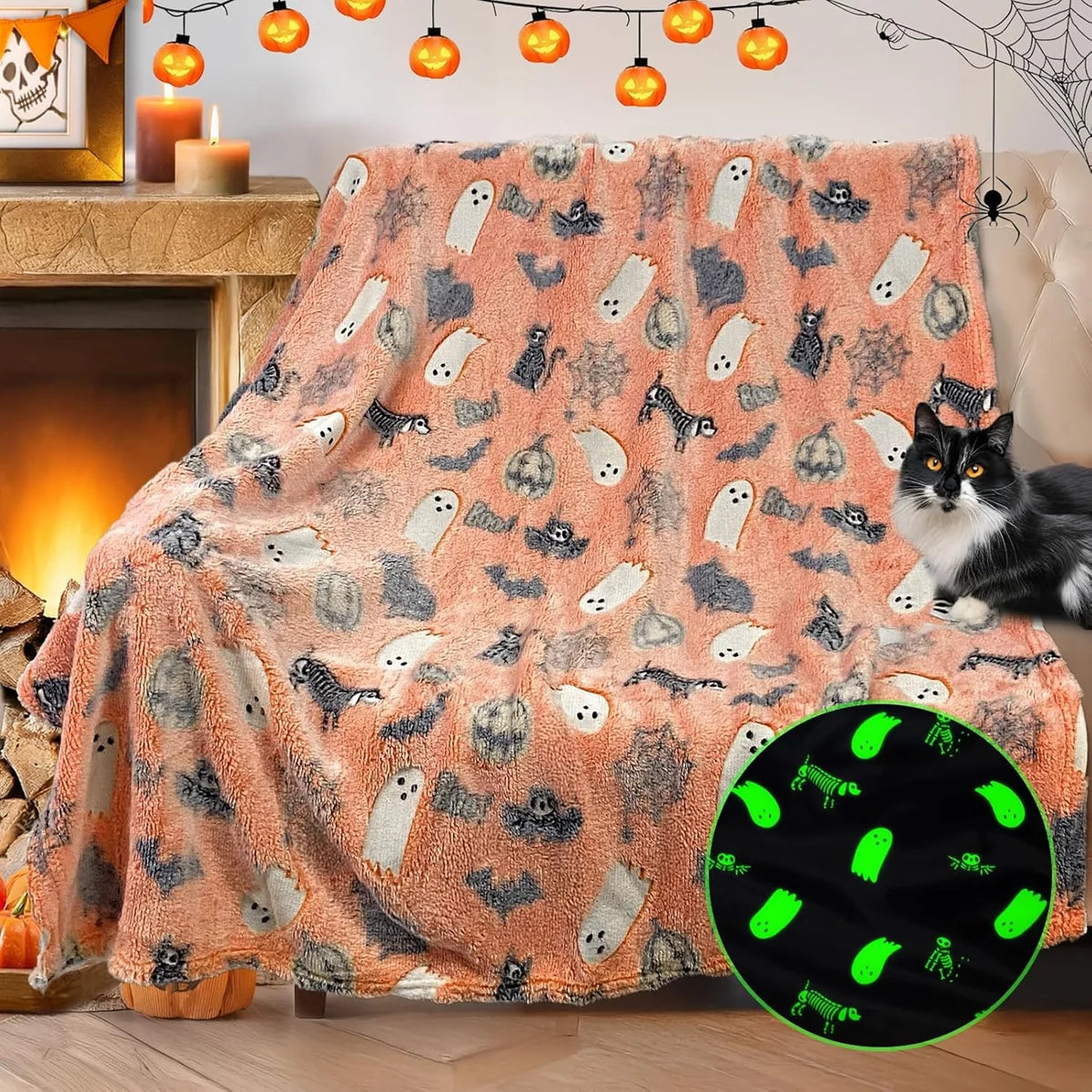 Halloween-Decke aus Korallfleece mit Motiv aus gruseligen Schädeln, Fledermäusen und Katzen auf orangem Grund.