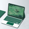 Grüner Universal-iPad-Halter mit passender Bluetooth-Tastaturabdeckung, die eine grasige Außenansicht zeigt.