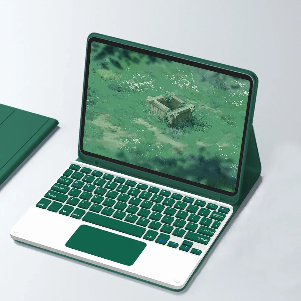 Grüner Universal-iPad-Halter mit passender Bluetooth-Tastaturabdeckung, die eine grasige Außenansicht zeigt.