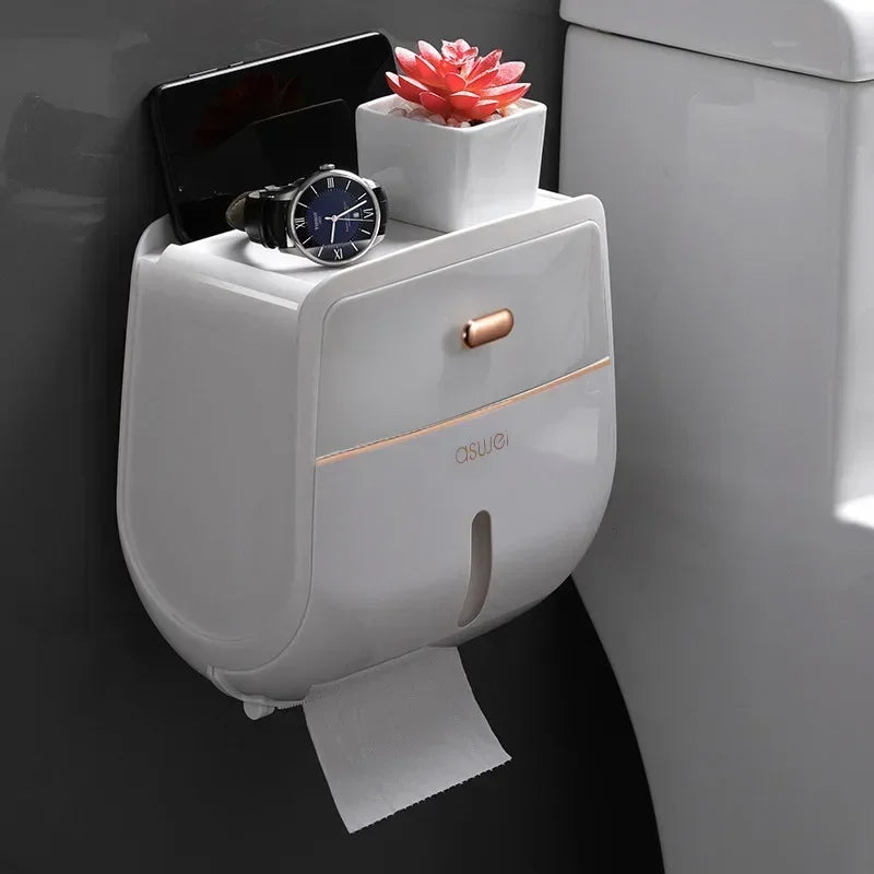 Porta papel higiénico blanco con soporte para teléfono negro y un reloj encima.