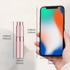 Set de 3 atomizadores de perfume rosas para viajar, junto a un smartphone con fondo degradado abstracto.
