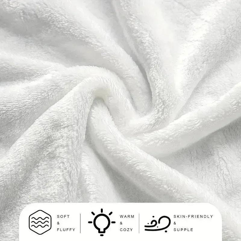Nahaufnahme einer weißen, flauschigen Strickdecke, weich drapiert und gefaltet.