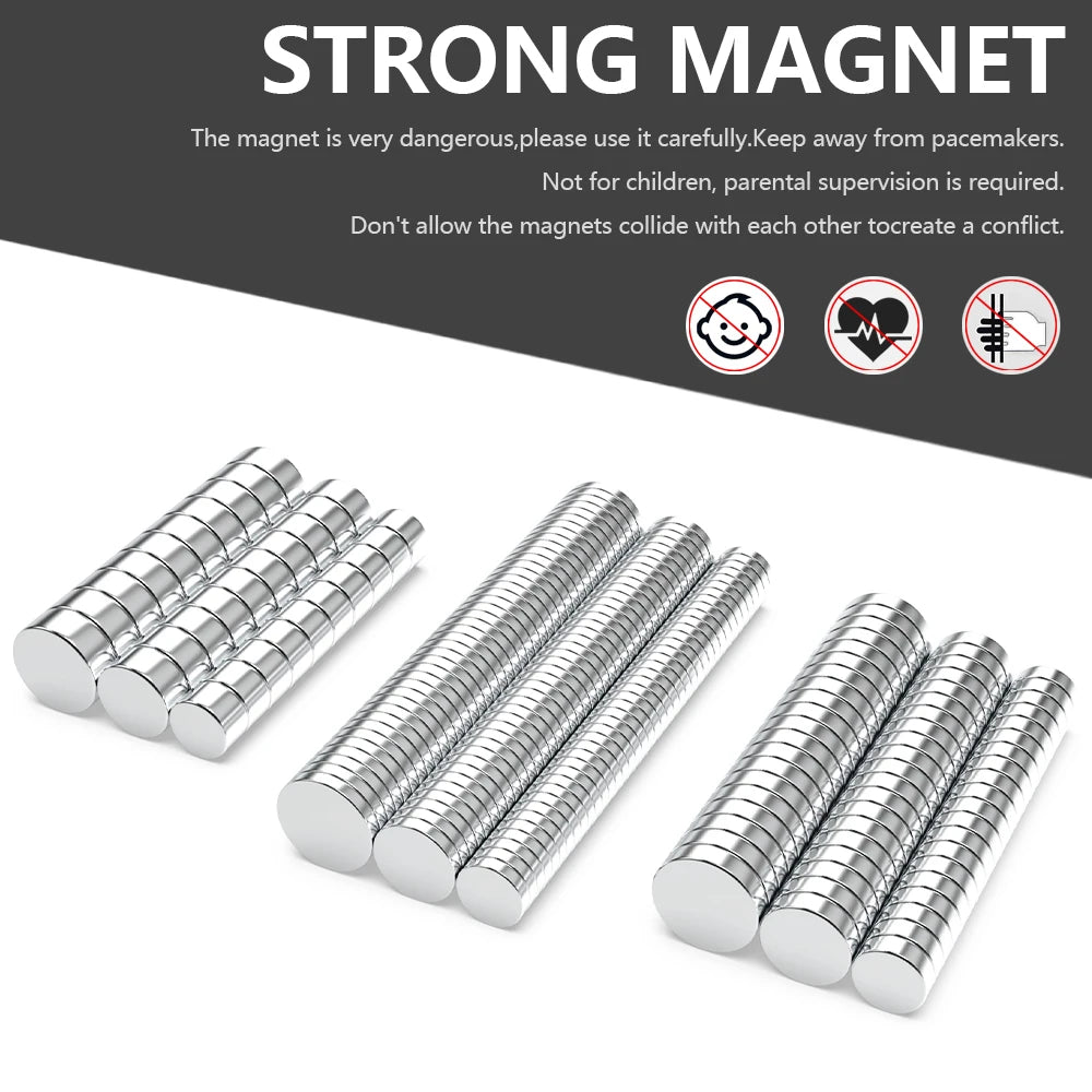 Ein Satz silberner zylindrischer Neodym-Permanenzmagnete von oben.