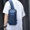 Bolso cruz de tela azul oscuro multifuncional antirrobo usado sobre una camiseta blanca.