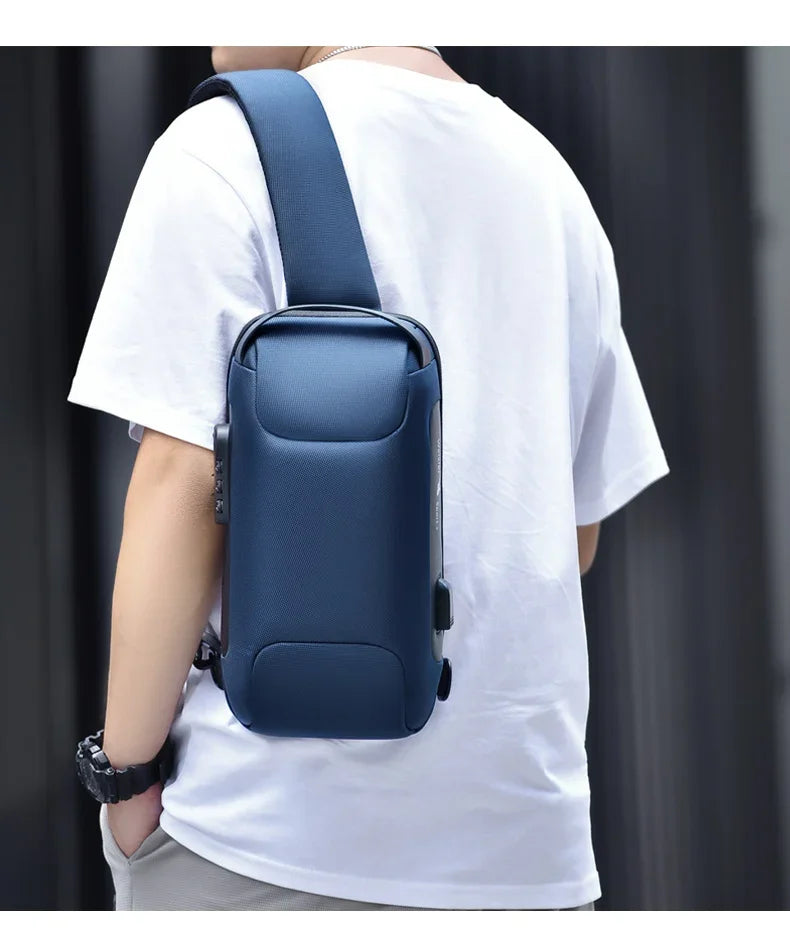 Bolso cruz de tela azul oscuro multifuncional antirrobo usado sobre una camiseta blanca.