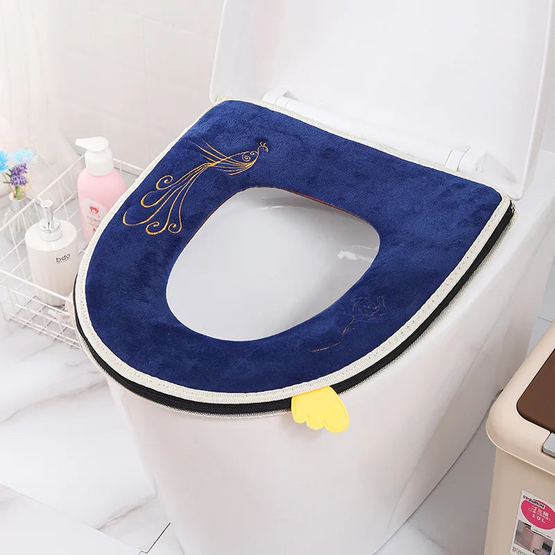 Una cubierta para asiento de inodoro impermeable y de peluche azul oscuro colocada dentro de un inodoro blanco.