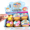 Une boîte de jouets anti-stress colorés en forme de fruits et bonbons.