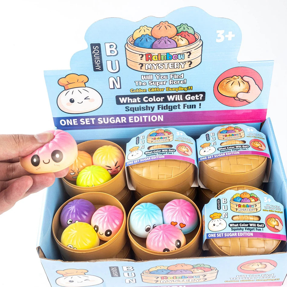 Une boîte de jouets anti-stress colorés en forme de fruits et bonbons.