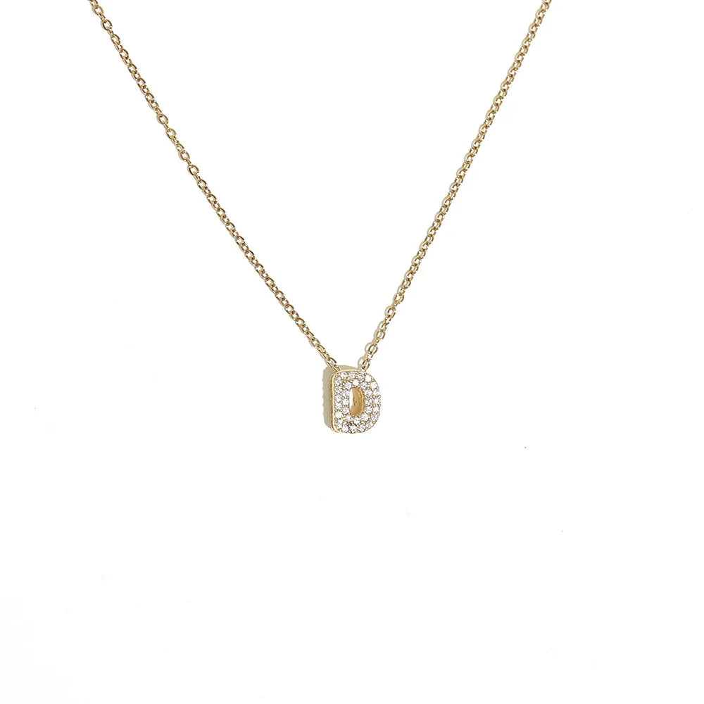 Collier en chaîne en or avec pendentif de lettre initiale taillée en diamant