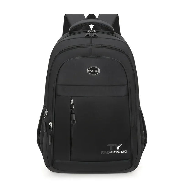 Mochila deportiva negra con múltiples compartimentos y cierre de solapa.