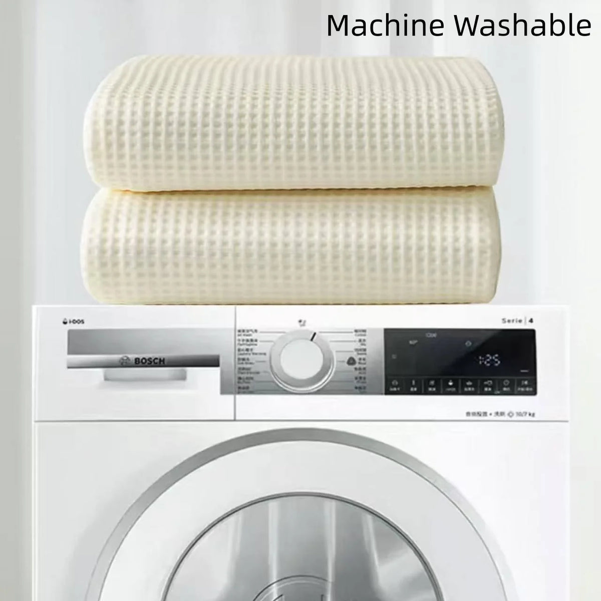 Zwei weiße, zylindrische, maschinenwaschbare rutschfeste Sommersofa-Überzüge auf einer Bosch-Waschmaschine.