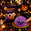 Un juguete antiestrés de empanada de Halloween morado y suave rodeado de decoraciones y calabazas.