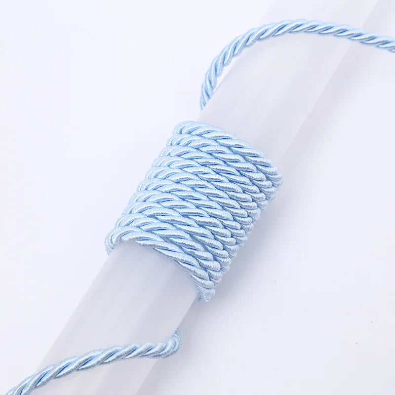 Nahaufnahme eines hellblauen Polyester-geflechtten Kabels, umwickelt um einen klaren Plastikrohr.