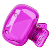 Cap silicone rose brillant protégeant la tête d'une brosse à dents de voyage.