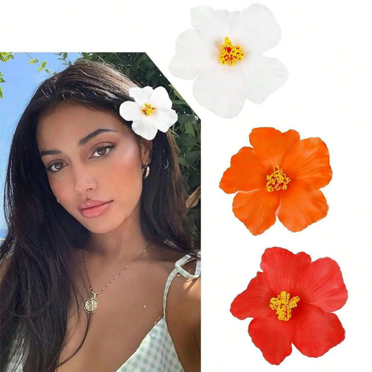 Gros plan sur une femme aux longs cheveux noirs portant des pinces à cheveux de fleurs d'hibiscus tropicales, montrant des fl