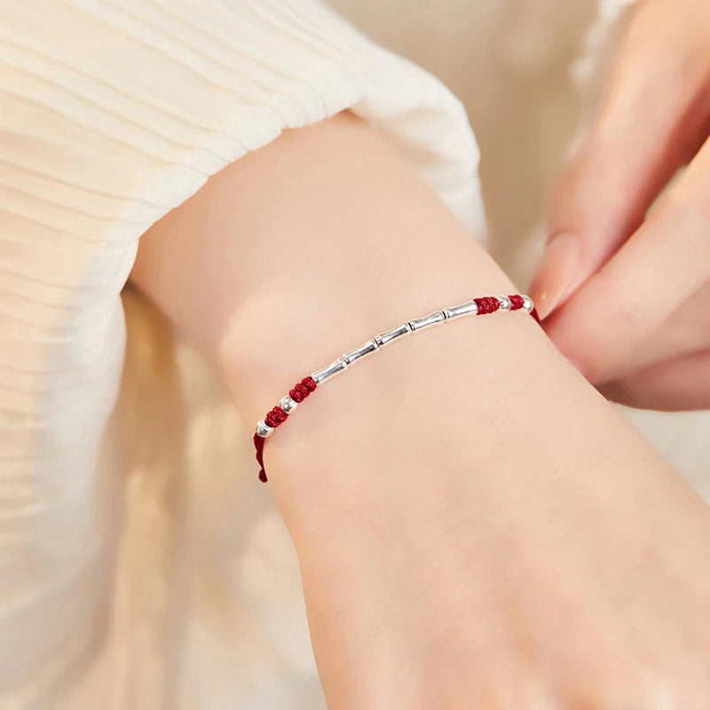 Bracelet en Fil Rouge Façonné à la Main