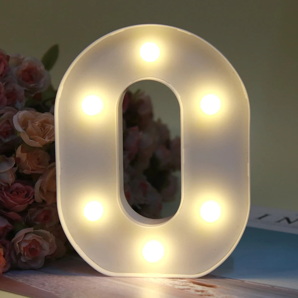 Lumière d'alphabet LED blanche en forme de zéro, illuminant un arrière-plan floral flou.