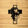 Silhouette noire de la tête et de la barbe de Jésus avec une croix sculptée dans un fond en bois.
