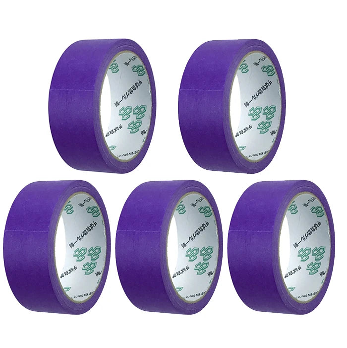Cuatro rollos de cinta de enmascarar morada con una capa interna transparente y marcas verdes.