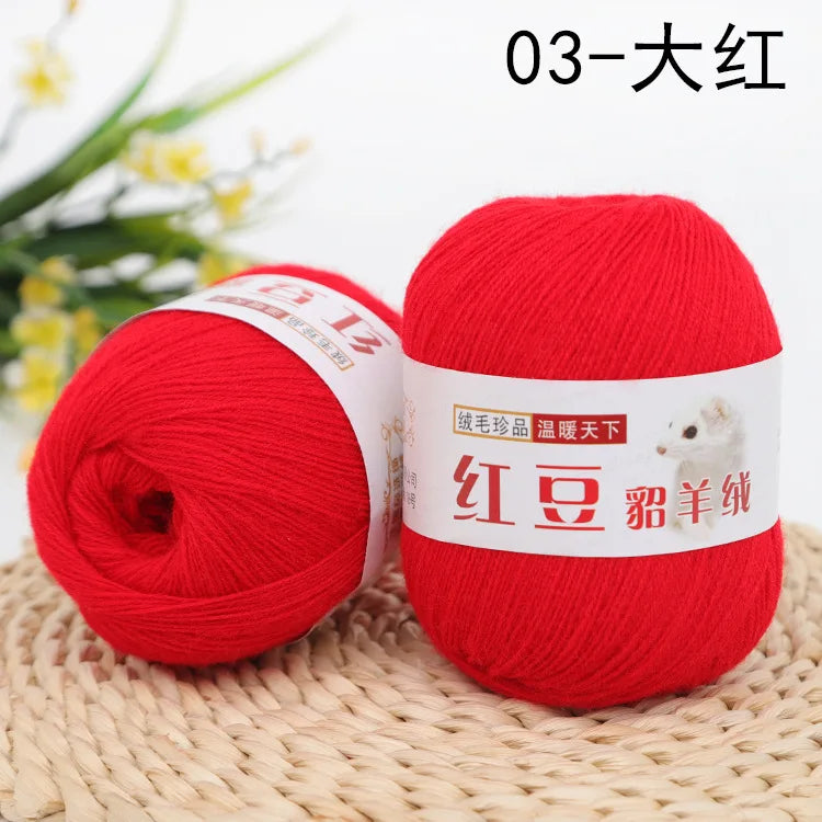 A pair of bright red yarn skeins labeled 03-大红, ready for knitting or crochet.