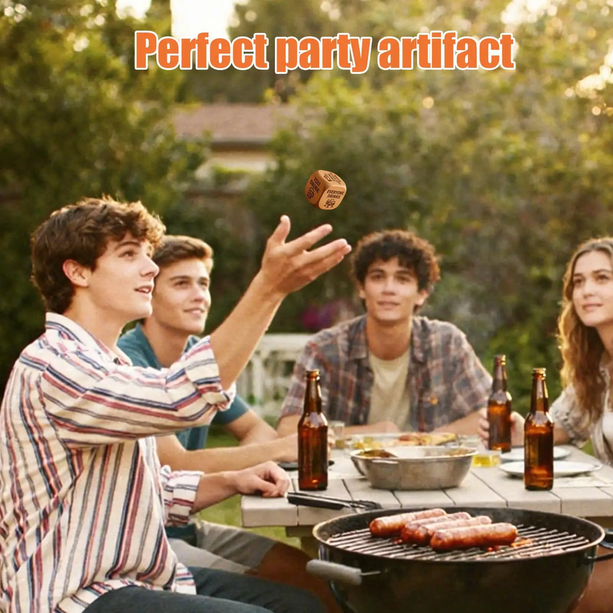 Quatre jeunes hommes rassemblés à l'extérieur, jouant à un jeu de dés en bois et grillant de la nourriture.