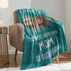 Türkisgrüne Strickdecke mit Sloth-Design und dem Text: DO NOT DISTURB MOM IS RECHARGING