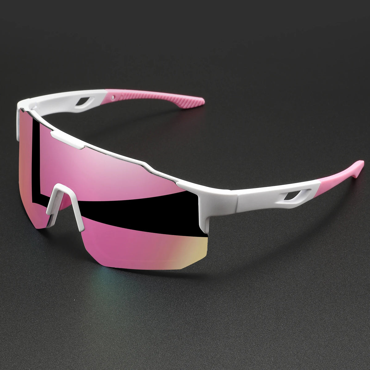 Lunettes de sport blanches avec des verres dégradés rose et violet sur une surface sombre.