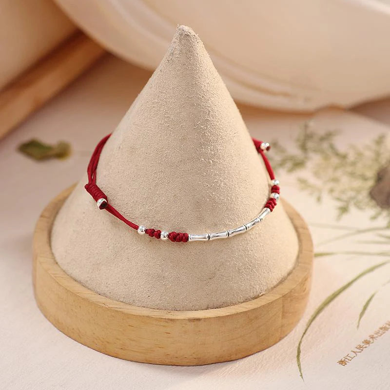 Bracelet en Fil Rouge Façonné à la Main