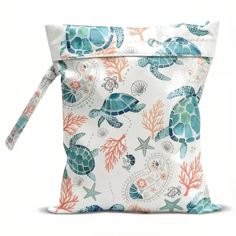 Wasserfeste Reisetasche mit Muster aus bunten Meeresschildkröten und Korallen.