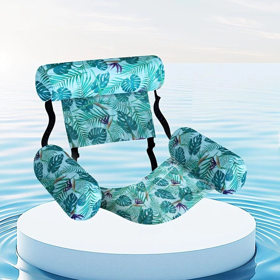 Türkis gemusterte aufblasbare Wasser-Hängematte liegen auf blauem Wasser.