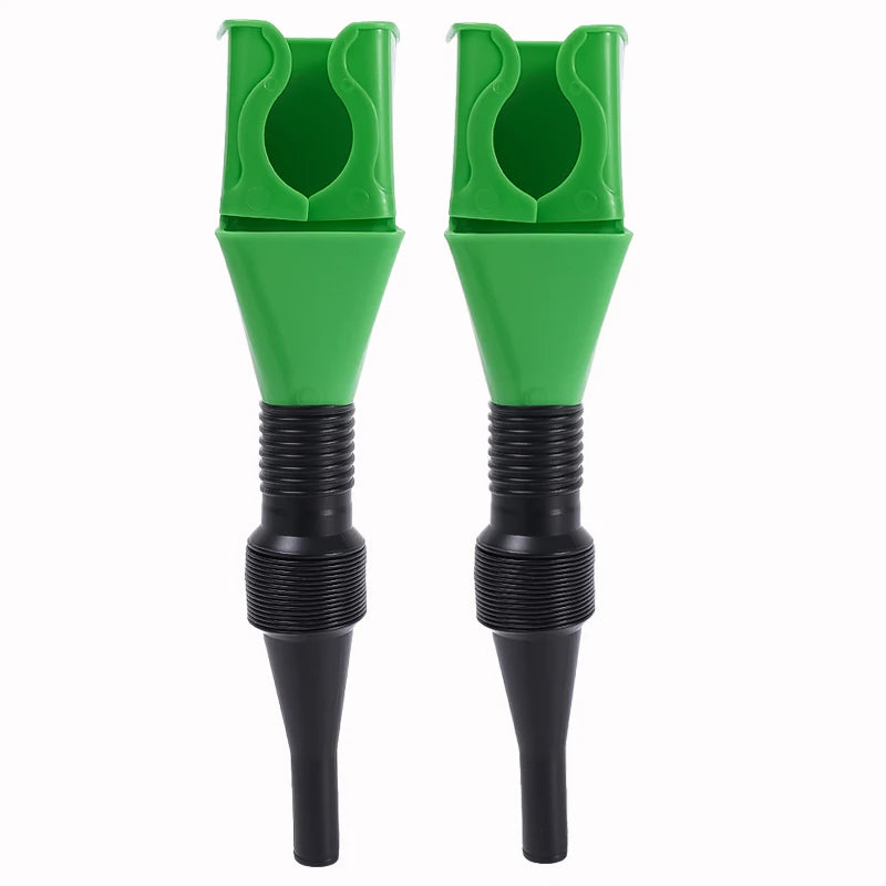 Un ensemble de funnels pour transférer de l'huile moteur, vert et noir.