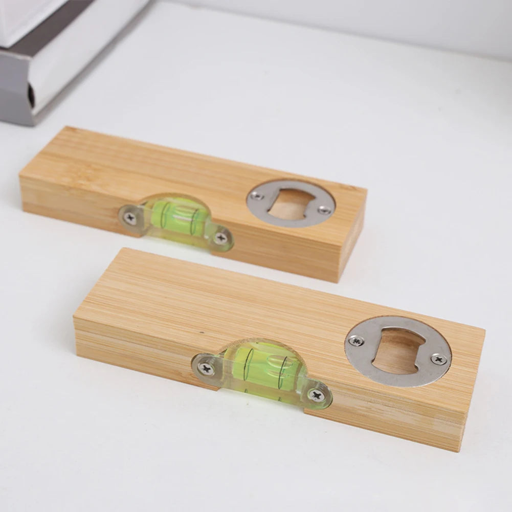 Holz-Öffner mit eingebauter Spiritlevel auf weißem Untergrund