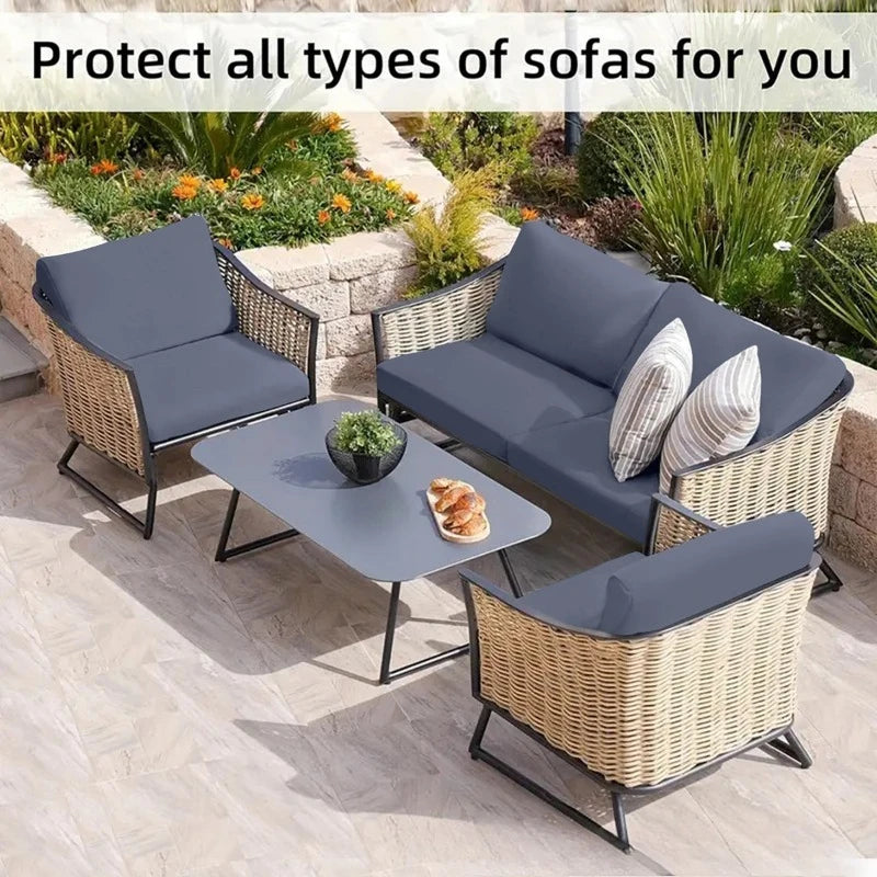 Fundas de cojines de mimbre gris para sofás exteriores, protegiendo diversos tipos de sofás en un jardín.