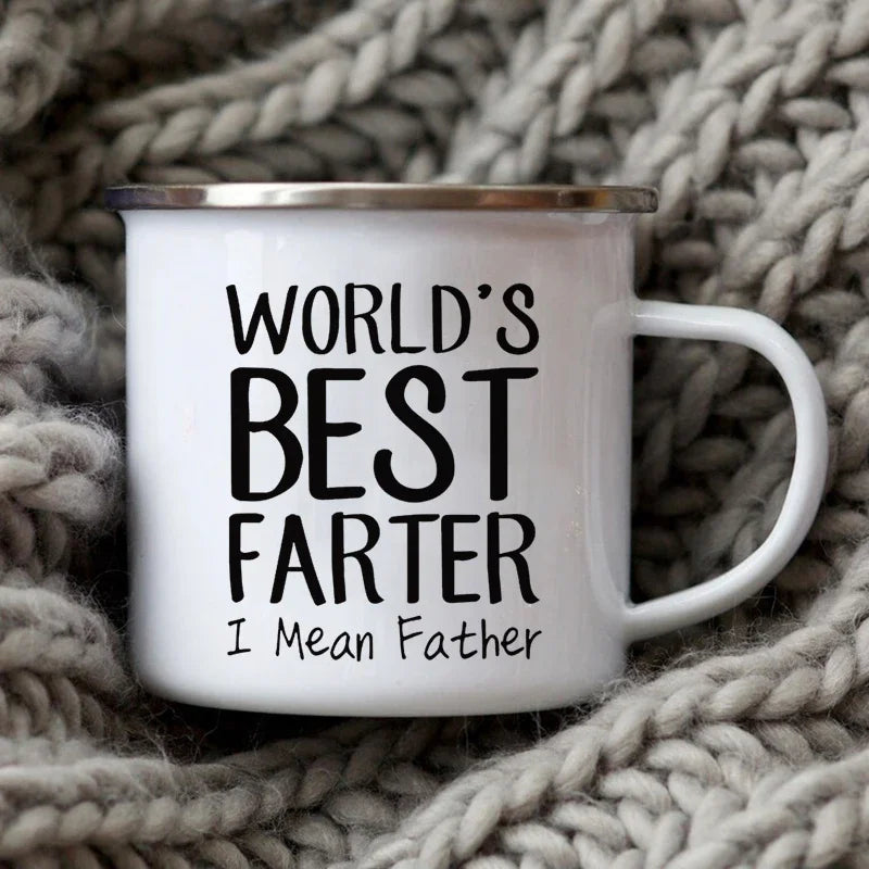 Tasse à café émaillée blanche avec bordure argentée et texte noir indiquant : Le meilleur chien du monde, je veux dire père.