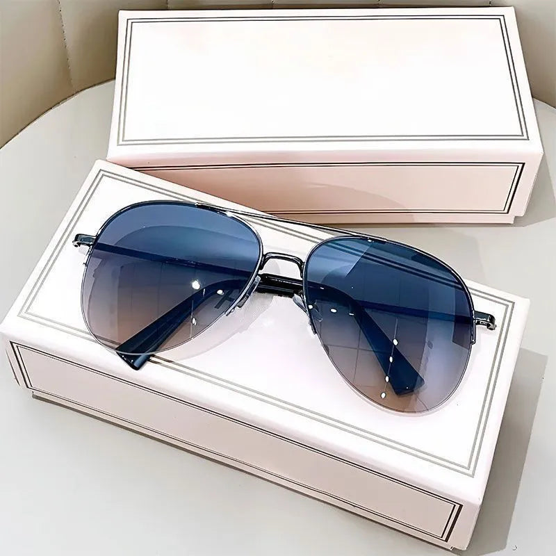 Paar blauer getönter Aviator-Sonnenbrille in einer weißen Box