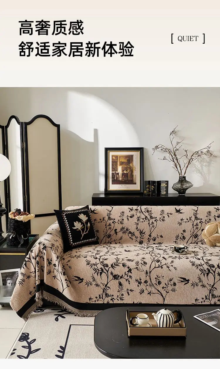 Beige Sofa mit schwarzem floralem Stickbezug in einem hellen Raum