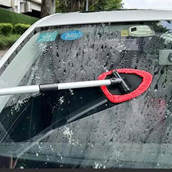 Erweiterbarer Autoscheibe-Wascher mit Schwenkkopf reinigt eine nasse Windschutzscheibe.