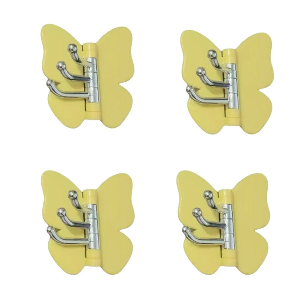Un juego de ganchos decorativos de mariposa giratoria en amarillo y plata.