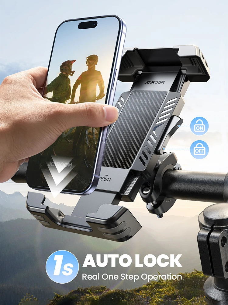 Eine Hand hält ein Smartphone, das an einen schwarzen Fahrrad-Handyhalter mit Autolock-Funktion befestigt ist.