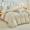 Beige, gestanztes Blumen-Kopfteil-Set auf einem Bett mit weißen Laken und Naturholzakzenten.