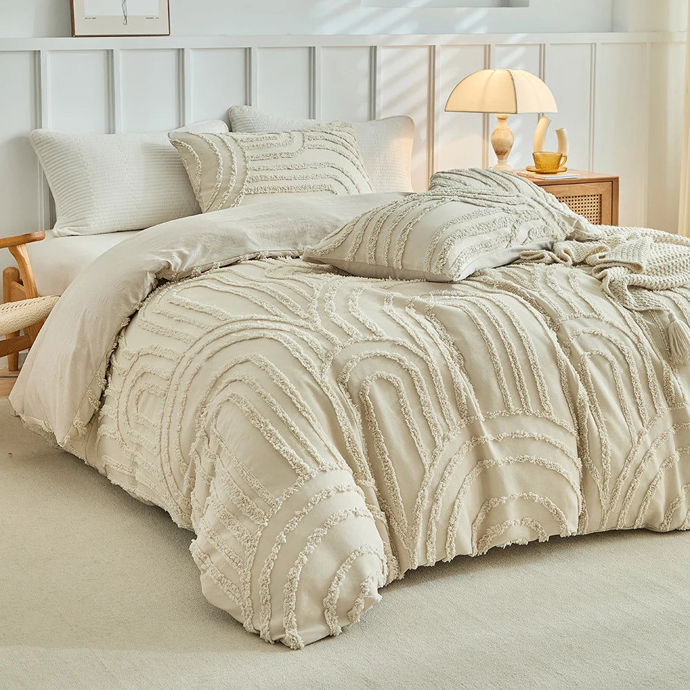 Beige, gestanztes Blumen-Kopfteil-Set auf einem Bett mit weißen Laken und Naturholzakzenten.