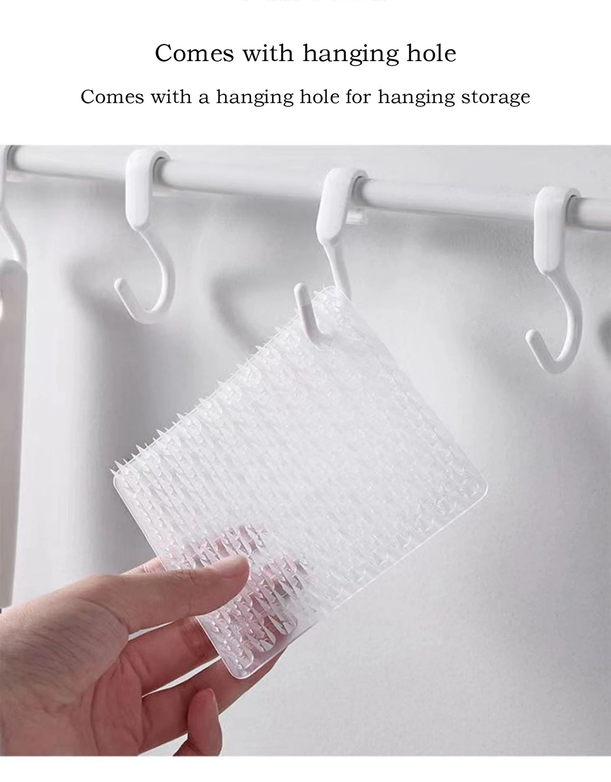 Une main tient un kit de tampons et brosses à crevasses en silicone transparent avec trou de suspension, prêt pour le rangeme