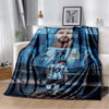 Dunkelblaue und schwarze Decke mit Porträt eines Fußballspielers in einem Trikot.