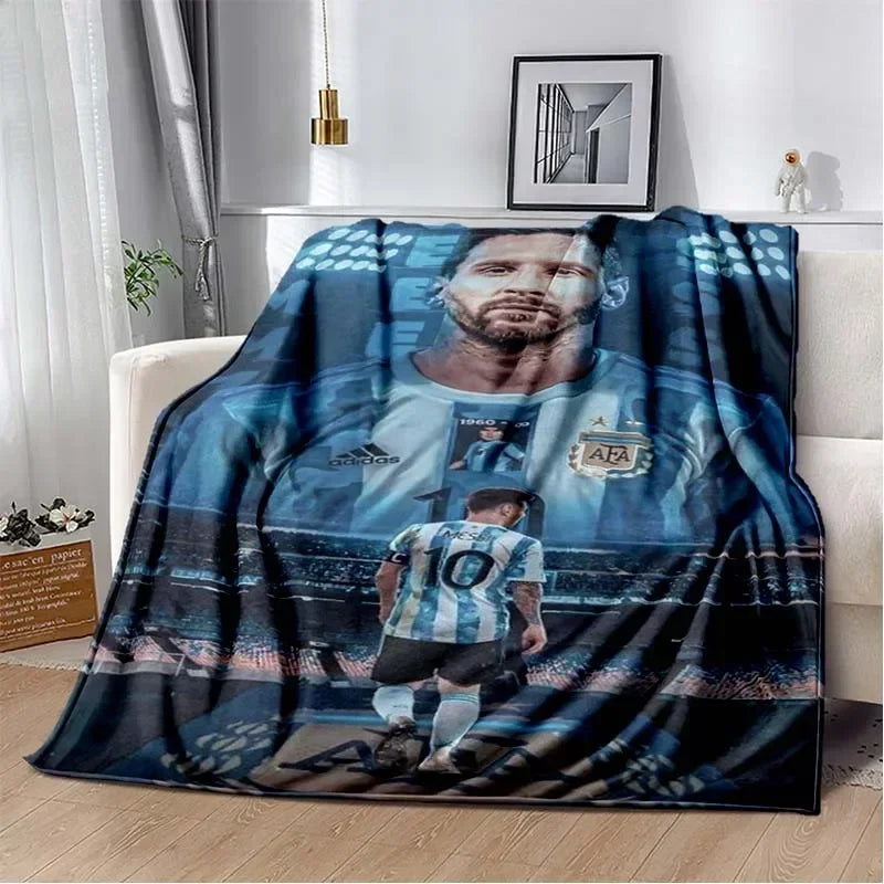 Dunkelblaue und schwarze Decke mit Porträt eines Fußballspielers in einem Trikot.