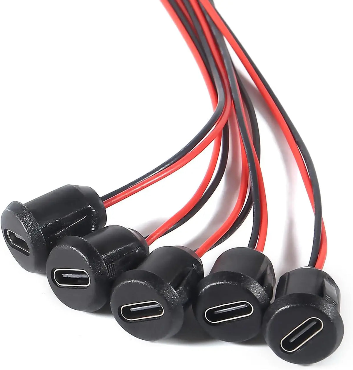 Ein Bündel schwarzer und roter Kabel mit USB-C Ladeanschlüssen