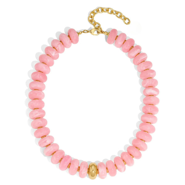 Collar de cuentas de resina rosa con cadena y cierre dorado.