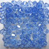 Eine Sammlung kleiner, facettierter blauer Kristallperlen zum Schmuckherstellen.